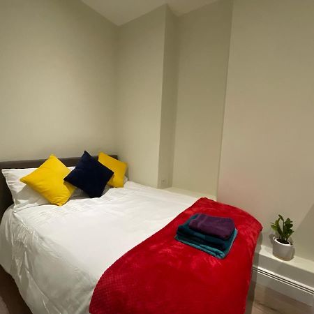 Modern & Elegant Central London Apartment Two Minutes From Train Station 외부 사진