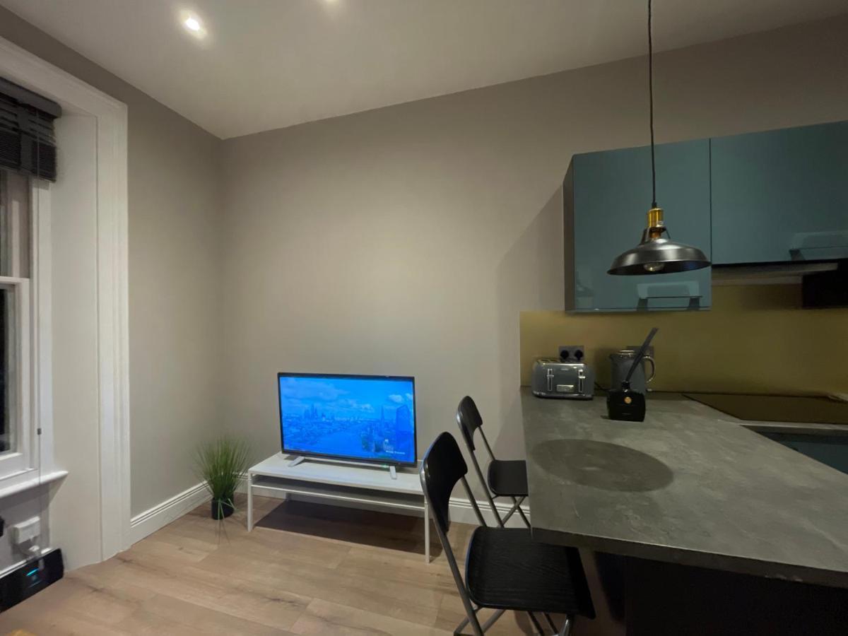 Modern & Elegant Central London Apartment Two Minutes From Train Station 외부 사진