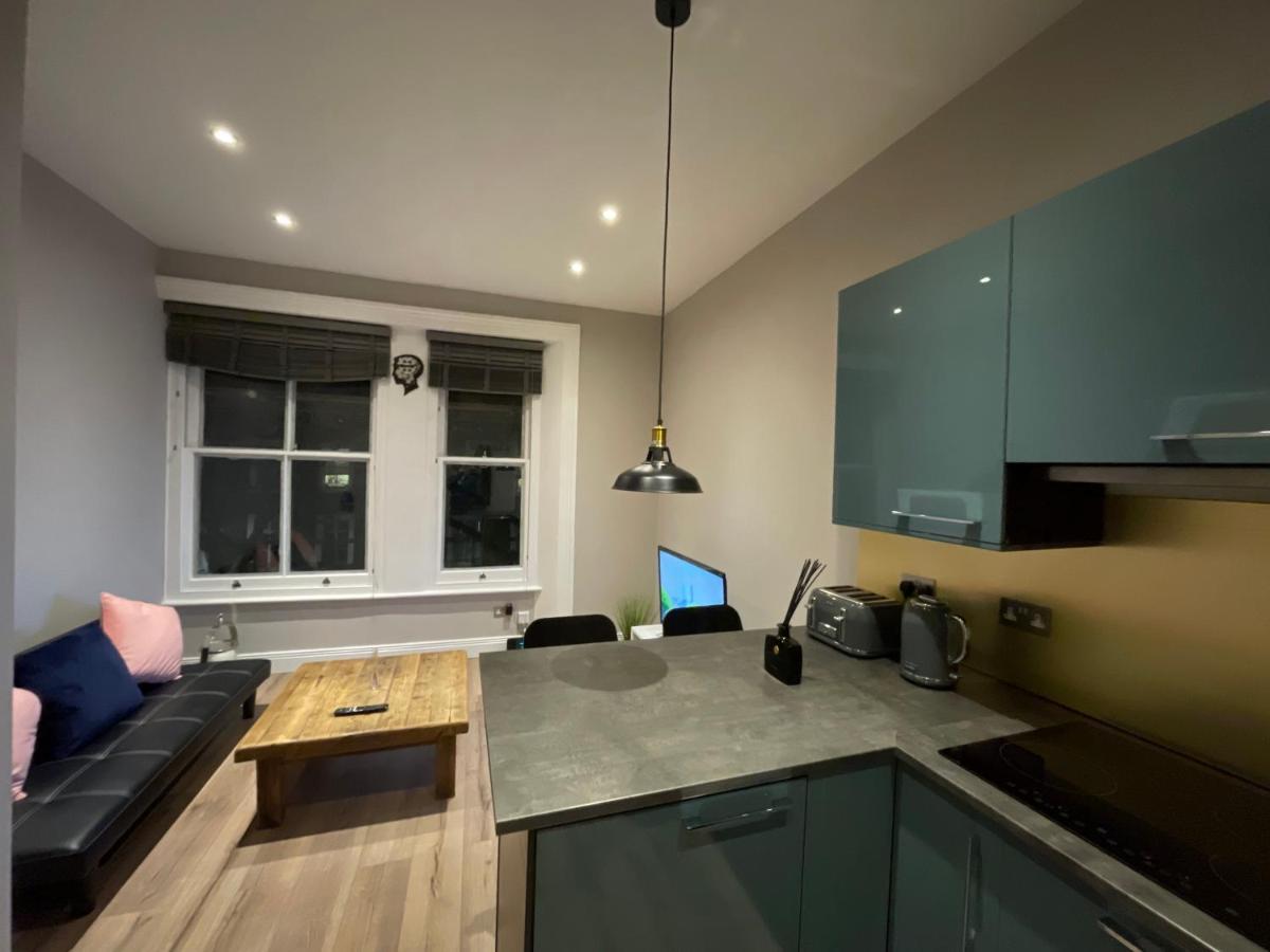 Modern & Elegant Central London Apartment Two Minutes From Train Station 외부 사진