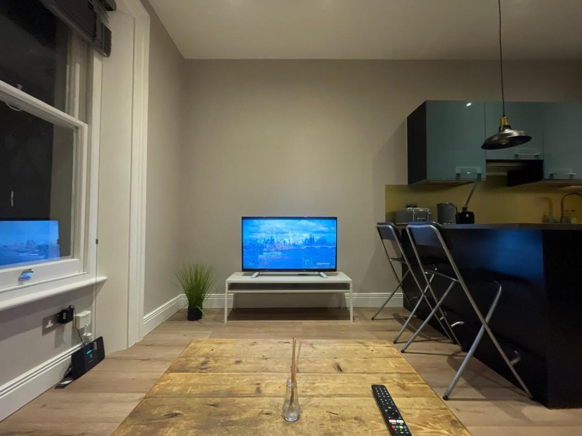 Modern & Elegant Central London Apartment Two Minutes From Train Station 외부 사진