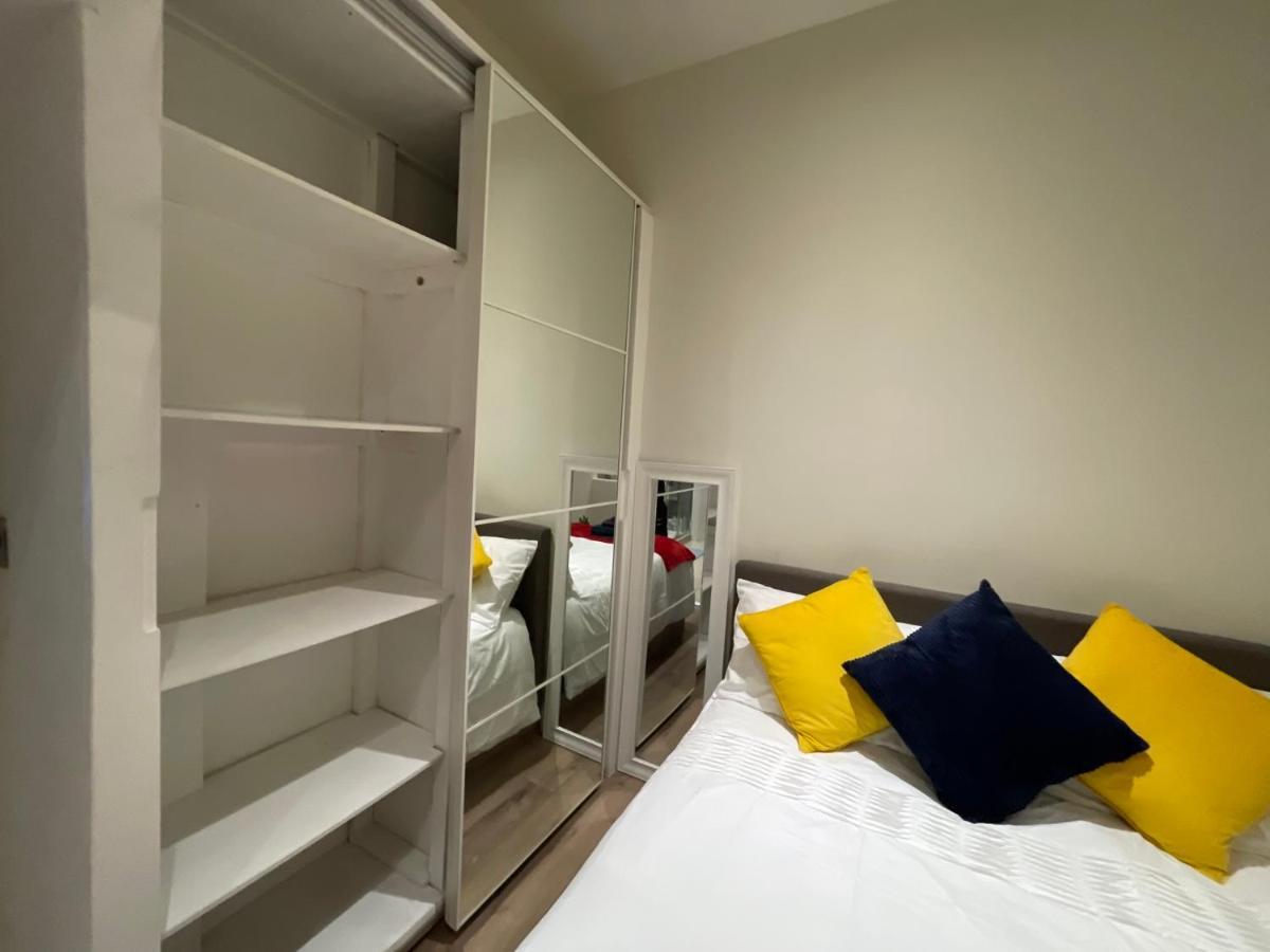 Modern & Elegant Central London Apartment Two Minutes From Train Station 외부 사진