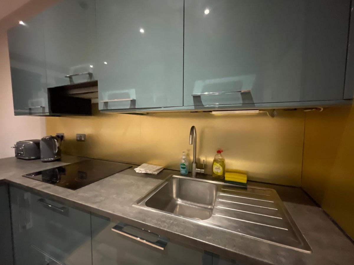 Modern & Elegant Central London Apartment Two Minutes From Train Station 외부 사진