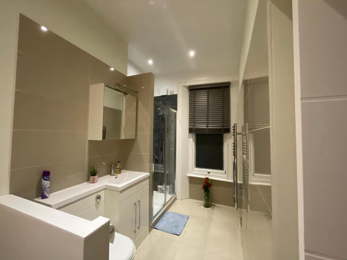 Modern & Elegant Central London Apartment Two Minutes From Train Station 외부 사진